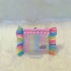 パステルグラデーションカラーのビニール Rainbow frill ポーチ（ポンポン/pink） 2枚目の画像