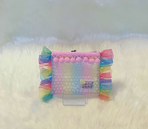 パステルグラデーションカラーのビニール Rainbow frill ポーチ（ポンポン/pink） 2枚目の画像