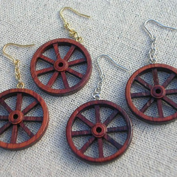 ワゴンホイール（木の車輪）ピアス 1枚目の画像