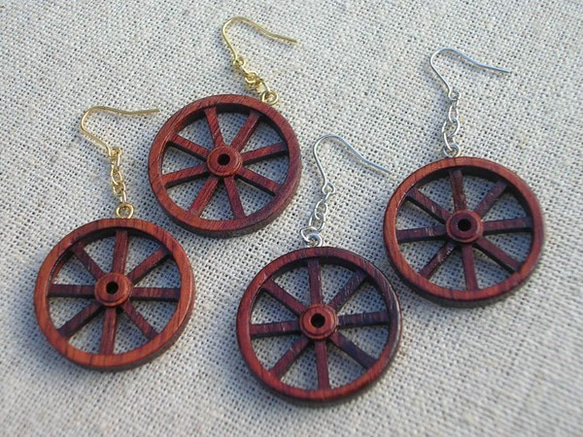 ワゴンホイール（木の車輪）ピアス 1枚目の画像