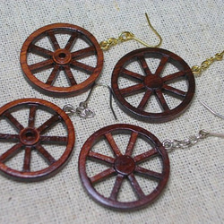 ワゴンホイール（木の車輪）ピアス 2枚目の画像
