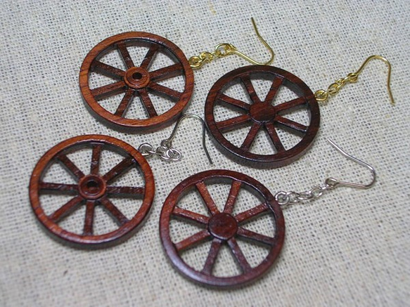 ワゴンホイール（木の車輪）ピアス 2枚目の画像
