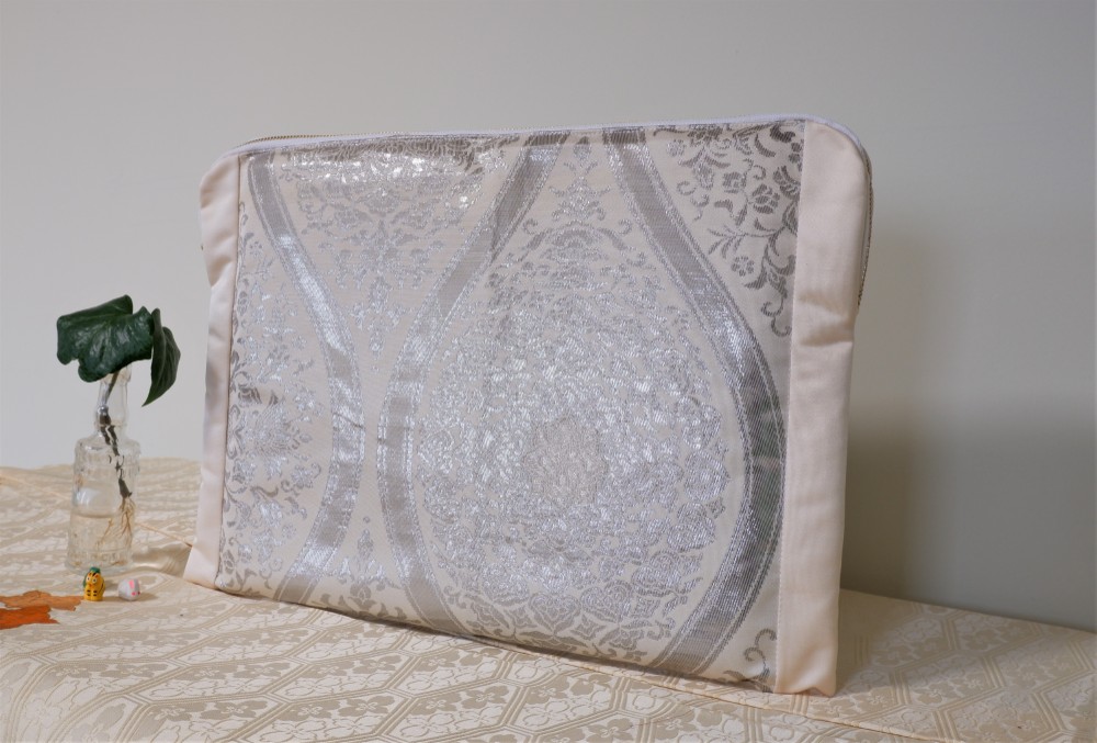 PCバッグ　13インチまでOK!　帯リメイク　白　銀　立涌　唐花　クラッチ　A4　バックinバック