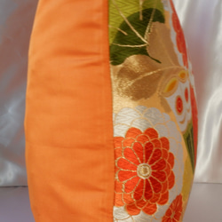着物クッションカバー大　オレンジ　蝶　菊　シルクの美しい光沢　着物リメイク　帯　アップサイクル 2枚目の画像