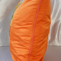 着物クッションカバー大　オレンジ　蝶　菊　シルクの美しい光沢　着物リメイク　帯　アップサイクル 4枚目の画像