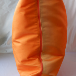 着物クッションカバー大　オレンジ　菊　立涌　シルクの美しい光沢　着物リメイク　帯　アップサイクル 2枚目の画像