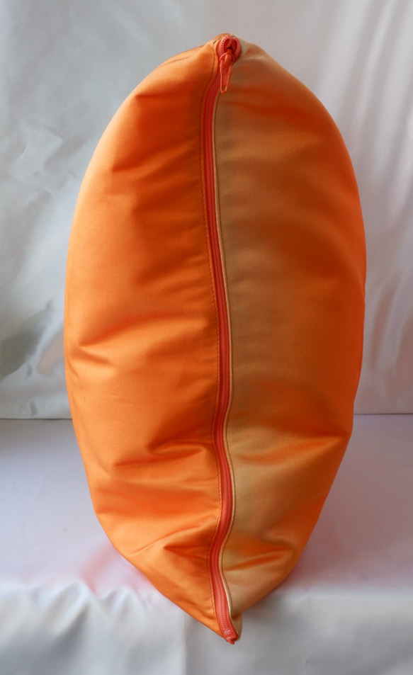 着物クッションカバー大　オレンジ　菊　立涌　シルクの美しい光沢　着物リメイク　帯　アップサイクル 2枚目の画像