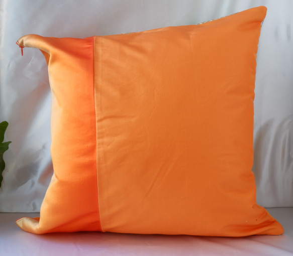 着物クッションカバー大　オレンジ　菊　立涌　シルクの美しい光沢　着物リメイク　帯　アップサイクル 3枚目の画像