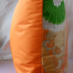 着物クッションカバー大　オレンジ　菊　立涌　シルクの美しい光沢　着物リメイク　帯　アップサイクル 4枚目の画像