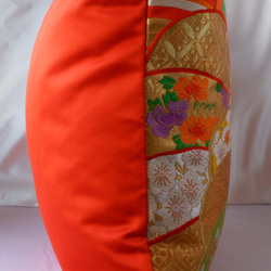 KIMONOクッションカバー大　オレンジ　菊　百花　シルクの美しい光沢　着物リメイク　帯　アップサイクル 2枚目の画像