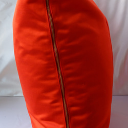KIMONOクッションカバー大　オレンジ　菊　百花　シルクの美しい光沢　着物リメイク　帯　アップサイクル 4枚目の画像