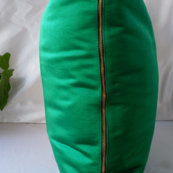 着物クッションカバー大　緑　蝶　立涌　シルクの美しい光沢　着物リメイク　帯　アップサイクル 4枚目の画像
