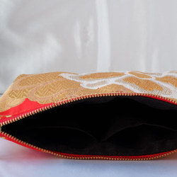 着物ポーチ　赤　金　亀甲　唐花　ポケット付き　絹　シルクの美しい光沢　着物リメイク　帯　アップサイクル 7枚目の画像