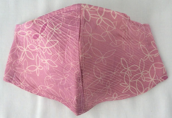 和柄　着物　シルクマスク　ピンク　白　蝶　表裏ともシルク　呼吸が楽　ずれにくい　天然素材　肌に優しい　ノーズワイヤー入 1枚目の画像