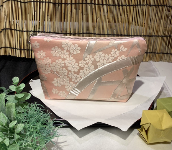 着物ポーチ　ピンク　竹がき　菊　絹　ポケット付き　シルクの美しい光沢　着物リメイク　帯　アップサイクル 1枚目の画像