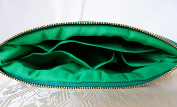 KIMONOポーチ　緑　鶴　ポケット2か所　シルクの美しい光沢　着物リメイク　帯　アップサイクル　 5枚目の画像