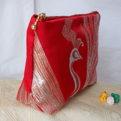 KIMONOポーチ　赤　孔雀　　ポケット2か所　シルクの美しい光沢　着物リメイク　帯　アップサイクル 3枚目の画像