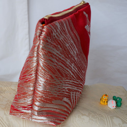 KIMONOポーチ　赤　孔雀　　ポケット2か所　シルクの美しい光沢　着物リメイク　帯　アップサイクル 4枚目の画像