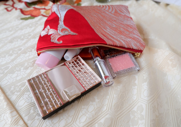 KIMONOポーチ　赤　孔雀　　ポケット2か所　シルクの美しい光沢　着物リメイク　帯　アップサイクル 5枚目の画像