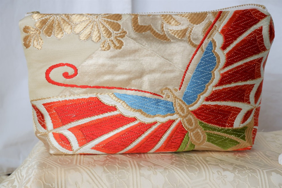 KIMONOポーチ　金糸の入った白　蝶　ポット2か所　シルクの美しい光沢　着物リメイク　帯　アップサイクル 3枚目の画像