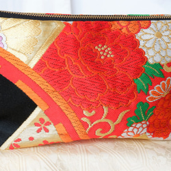 KIMONOポーチ　黒赤金　牡丹　菊　ポケット2カ所　シルクの美しい光沢　着物リメイク　帯　アップサイクル 3枚目の画像