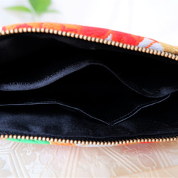 KIMONOポーチ　黒赤金　牡丹　菊　ポケット2カ所　シルクの美しい光沢　着物リメイク　帯　アップサイクル 7枚目の画像