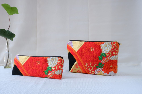 KIMONOポーチ　黒赤金　牡丹　菊　ポケット2カ所　シルクの美しい光沢　着物リメイク　帯　アップサイクル 10枚目の画像
