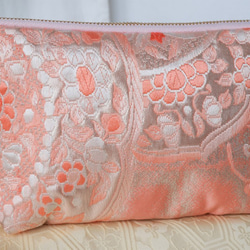 着物ポーチ　ピンク　唐花　輪　ポケット2カ所　シルクの美しい光沢　着物リメイク　帯　アップサイクル 5枚目の画像