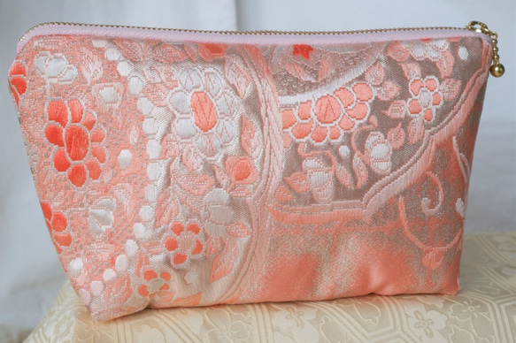 着物ポーチ　ピンク　唐花　輪　ポケット2カ所　シルクの美しい光沢　着物リメイク　帯　アップサイクル 5枚目の画像