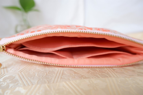 着物ポーチ　ピンク　唐花　輪　ポケット2カ所　シルクの美しい光沢　着物リメイク　帯　アップサイクル 7枚目の画像