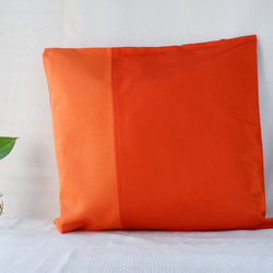 KIMONOクッションカバー　大　オレンジ　花窓　シルクの美しい光沢　着物リメイク　帯　アップサイクル 2枚目の画像