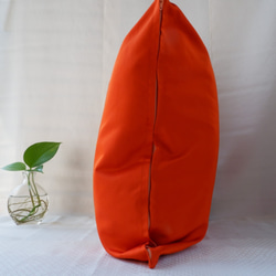 KIMONOクッションカバー　大　オレンジ　花窓　シルクの美しい光沢　着物リメイク　帯　アップサイクル 3枚目の画像