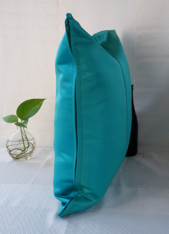 KIMONOクッションカバー　大　緑　牡丹　シルクの美しい光沢　着物リメイク　帯　アップサイクル 3枚目の画像