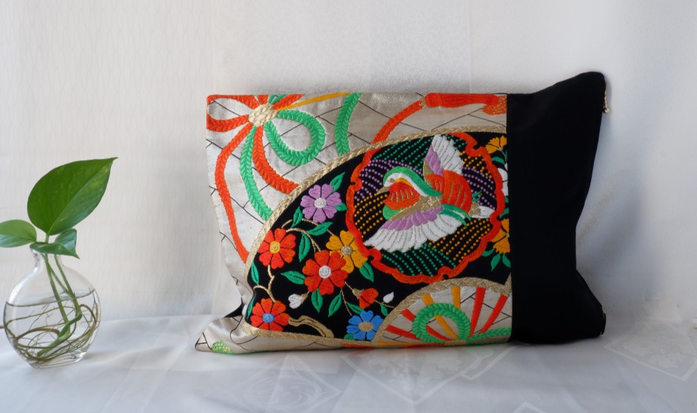 着物クッションカバー　中　黒　鴛　シルクの美しい光沢　着物リメイク　帯　アップサイクル