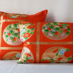 着物クッションカバー　中　オレンジ　花窓　シルクの美しい光沢　着物リメイク　帯　アップサイクル 4枚目の画像