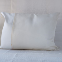KIMONOクッションカバー　中　白　平安貴族　シルクの美しい光沢　着物リメイク　帯　アップサイクル　リメイク 2枚目の画像