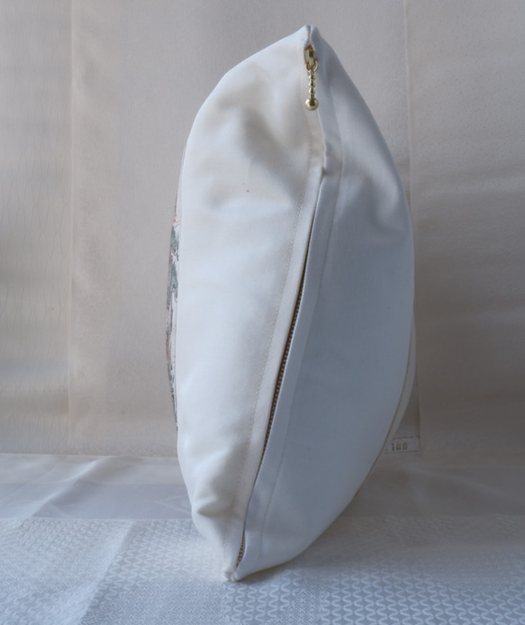 KIMONOクッションカバー　中　白　平安貴族　シルクの美しい光沢　着物リメイク　帯　アップサイクル　リメイク 3枚目の画像