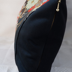 着物クッションカバー　中　黒　花車　花薬玉　扇　シルクの美しい光沢　着物リメイク　帯　アップサイクル　リメイク 3枚目の画像