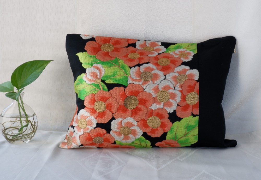 着物クッションカバー　中　黒　椿　シルクの美しい光沢　着物リメイク　帯　アップサイクル