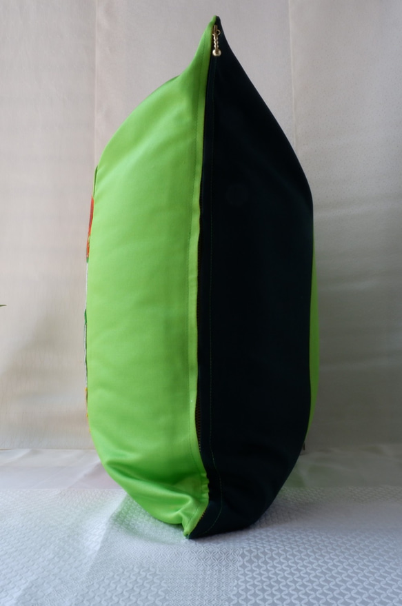 KIMONOクッションカバー　中　緑　花輪　青海波　七宝　菊　桐　シルクの美しい光沢　着物リメイク　帯　アップサイクル 4枚目の画像