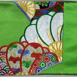 KIMONOクッションカバー　中　緑　花輪　青海波　七宝　菊　桐　シルクの美しい光沢　着物リメイク　帯　アップサイクル 6枚目の画像