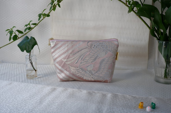 KIMONOポーチ　ピンク　オナガドリ　ポケット2カ所　シルクの美しい光沢　着物リメイク　帯　アップサイクル 1枚目の画像