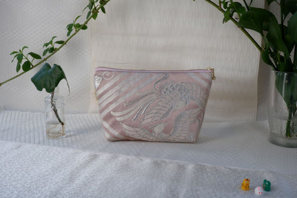 KIMONOポーチ　ピンク　オナガドリ　ポケット2カ所　シルクの美しい光沢　着物リメイク　帯　アップサイクル 2枚目の画像