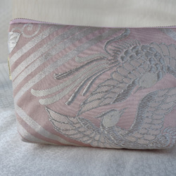 KIMONOポーチ　ピンク　オナガドリ　ポケット2カ所　シルクの美しい光沢　着物リメイク　帯　アップサイクル 3枚目の画像