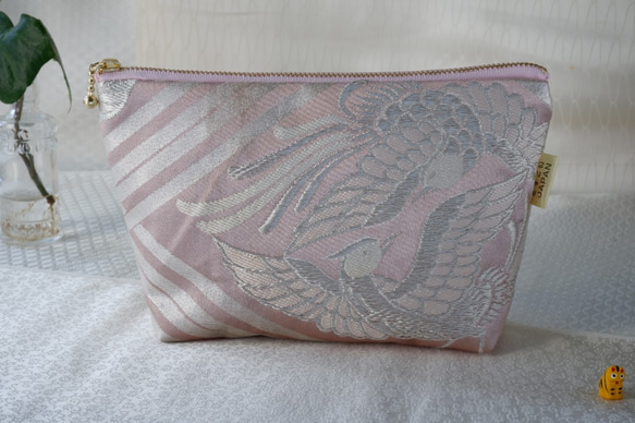 KIMONOポーチ　ピンク　オナガドリ　ポケット2カ所　シルクの美しい光沢　着物リメイク　帯　アップサイクル 5枚目の画像