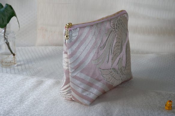 KIMONOポーチ　ピンク　オナガドリ　ポケット2カ所　シルクの美しい光沢　着物リメイク　帯　アップサイクル 6枚目の画像