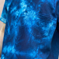 藍染め厚地Tシャツ胸ポケット付き 絞り染め技法 男女兼用 3枚目の画像