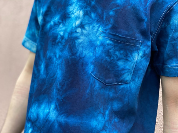 藍染め厚地Tシャツ胸ポケット付き 絞り染め技法 男女兼用 3枚目の画像