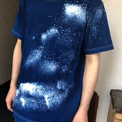 オールシーズンに活躍！藍染め厚地ポケット付きTシャツ Mサイズ オーロラ抜染 男女兼用『一点物』 2枚目の画像