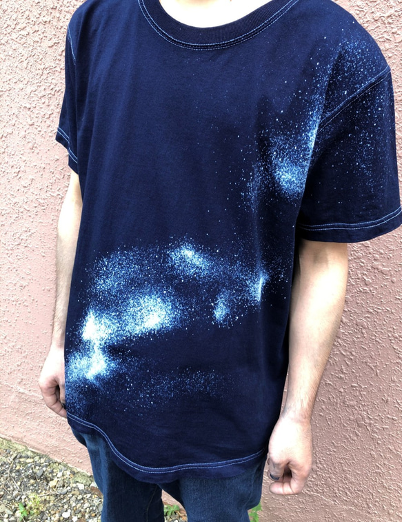 オールシーズンに活躍！藍染め厚地Tシャツ Mサイズ 星空風流柄 男女兼用『一点物』 1枚目の画像